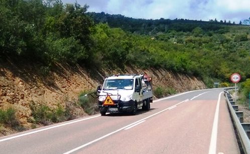 Camión rociando glifosato en una carretera española